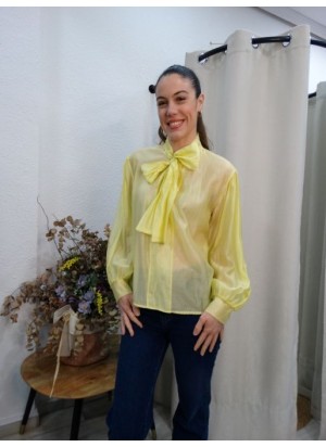 Blusa Semitransparente Amarilla con Lazada en el Cuello - Moda Mujer