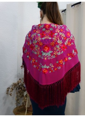 Mantón de Flamenca color buganvilla y bordado con flores de colores y flecos largos, sobre traje de flamenca azul