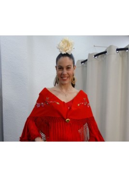 Mantón de Flamenca en Color Rojo y Bordado con Detalles Florales en Verde y Rosa