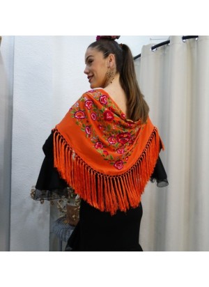 Mantón de Flamenca Color Butano con Bordados Florales y Flecado a Mano