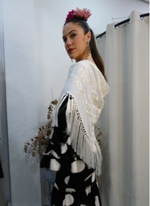 Mantón de Flamenca Blanco Marfil Bordado a Tono y Flecado a Mano