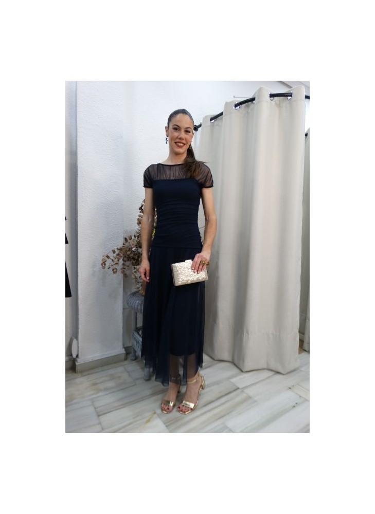 Modelo luciendo vestido midi en azul marino con cuerpo fruncido, escote de tul transparente y falda vaporosa