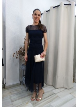 Modelo luciendo vestido midi en azul marino con cuerpo fruncido, escote de tul transparente y falda vaporosa