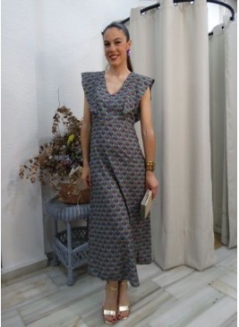 Modelo luciendo vestido largo midi estampado geométrico multicolor con escote en V y volantes en los hombros