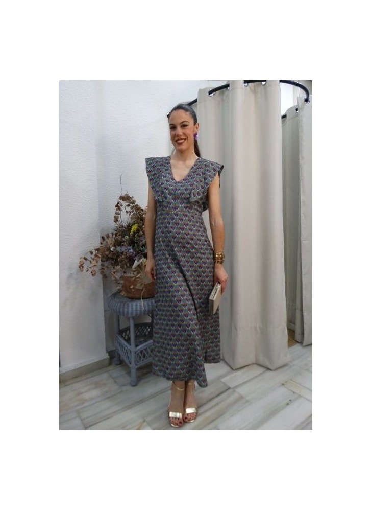 Modelo luciendo vestido largo midi estampado geométrico multicolor con escote en V y volantes en los hombros