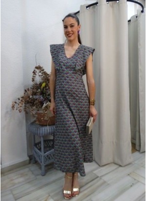 Modelo luciendo vestido largo midi estampado geométrico multicolor con escote en V y volantes en los hombros