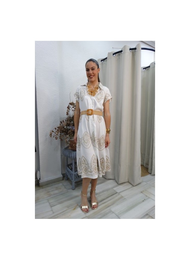 Modelo luciendo vestido camisero blanco midi con bordados dorados estilo boho y cinturón de rafia