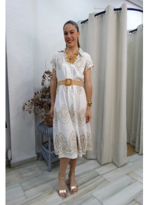 Modelo luciendo vestido camisero blanco midi con bordados dorados estilo boho y cinturón de rafia