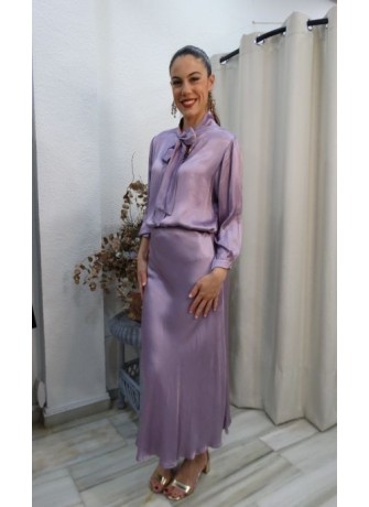 Conjunto Satinado Lila, Blusa con Lazada y Falda Midi