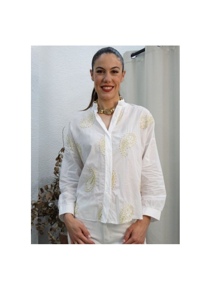 Camisa blanca de algodón con bordados dorados y cuello mao