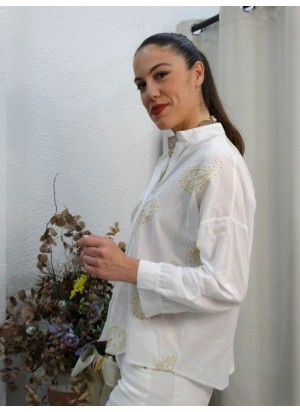 Camisa Blanca con Bordados Dorados y Cuello Mao