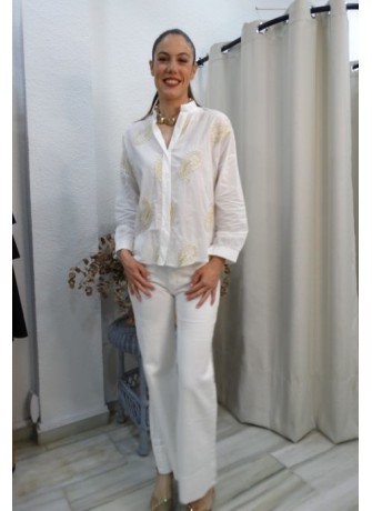 Camisa Blanca con Bordados Dorados y Cuello Mao
