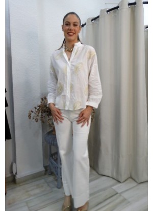 Camisa Blanca con Bordados Dorados y Cuello Mao