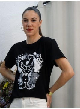 Modelo luciendo camiseta negra de manga corta con estampado de Snoopy estilo grafiti y texto "Smile"