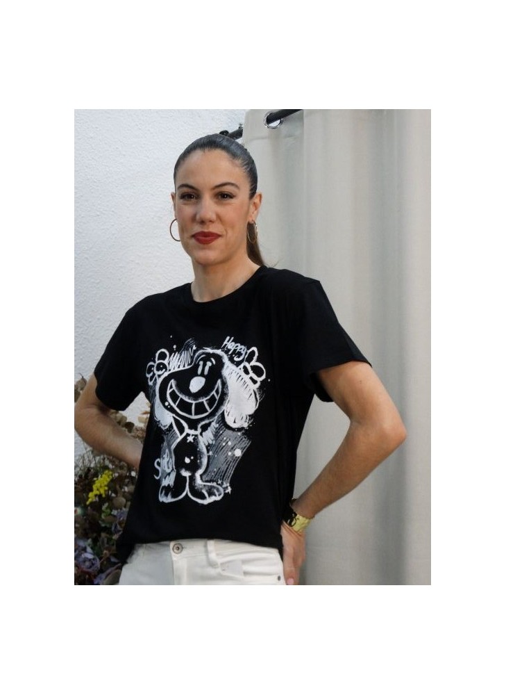 Modelo luciendo camiseta negra de manga corta con estampado de Snoopy estilo grafiti y texto "Smile"