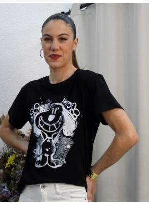 Modelo luciendo camiseta negra de manga corta con estampado de Snoopy estilo grafiti y texto "Smile"