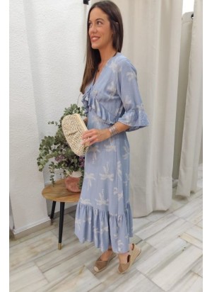 Vestido largo de color azul claro con estampado de palmeras blancas