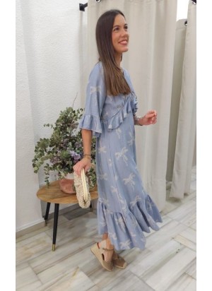 Vestido largo de color azul claro con estampado de palmeras blancas