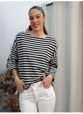 Modelo luciendo una cómoda sudadera estilo náutico en marino y beige