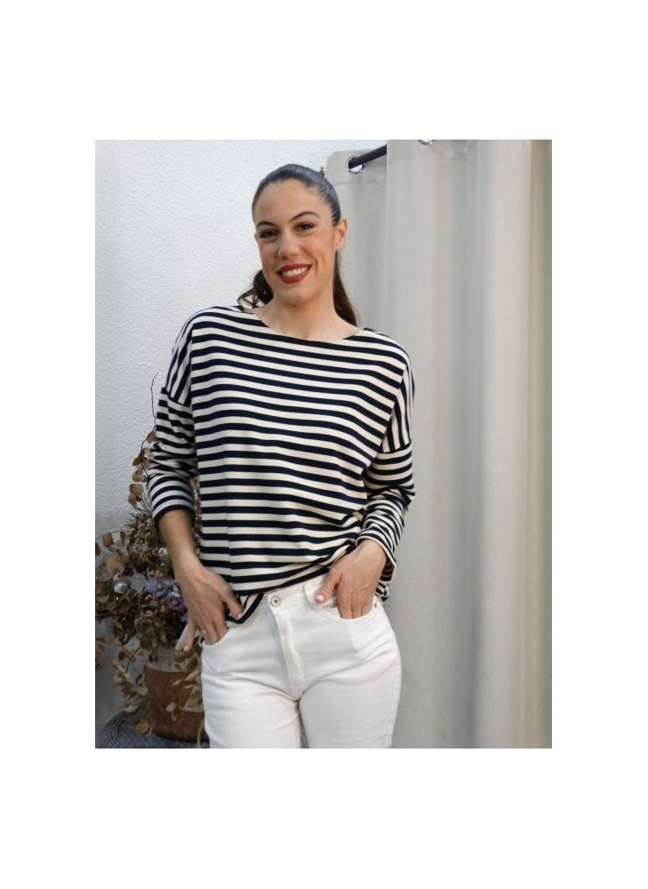 Modelo luciendo una cómoda sudadera estilo náutico en marino y beige