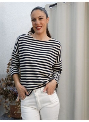 Modelo luciendo una cómoda sudadera estilo náutico en marino y beige