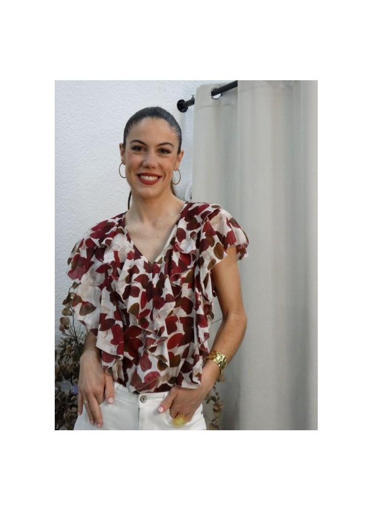 Blusa de mujer con estampado floral en tonos burdeos y blanco, con volantes y cuello en V.