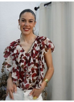 Blusa de mujer con estampado floral en tonos burdeos y blanco, con volantes y cuello en V.