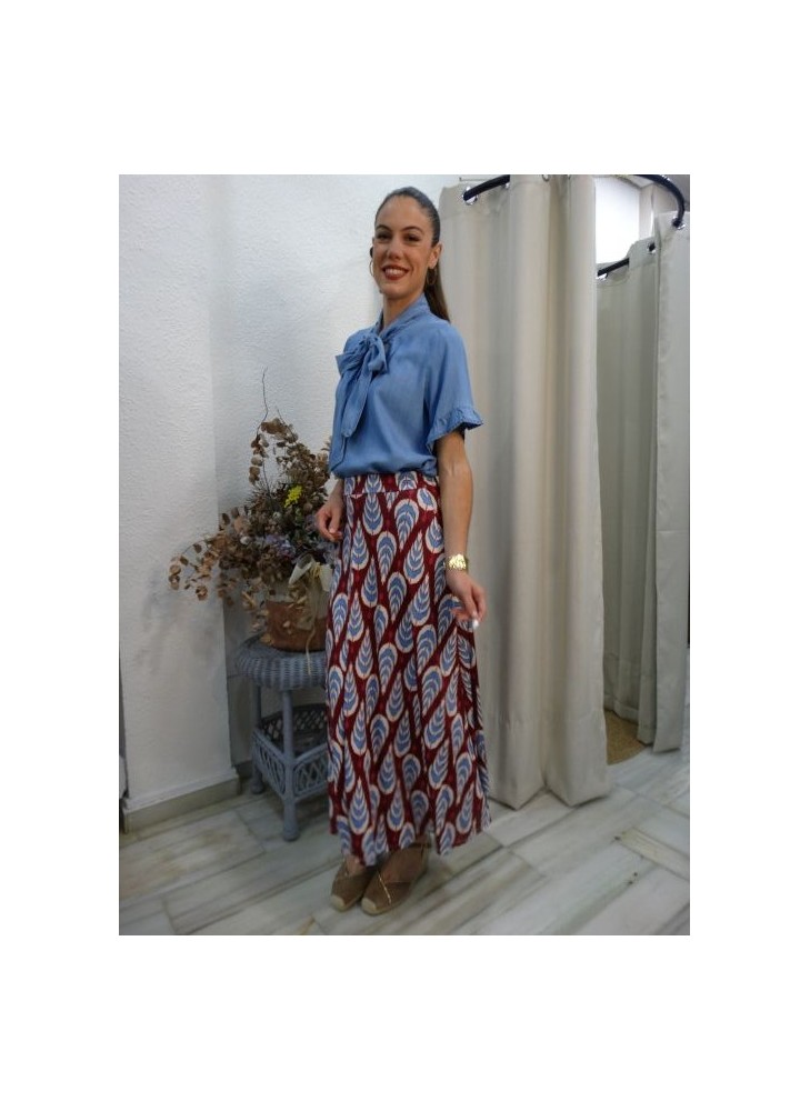 Falda larga de corte evasé con estampado geométrico de hojas en tonos burdeos, azul y blanco.
