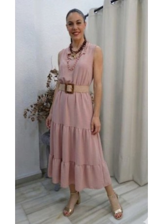 Mujer luciendo vestido midi rosa empolvado sin mangas con falda de volantes