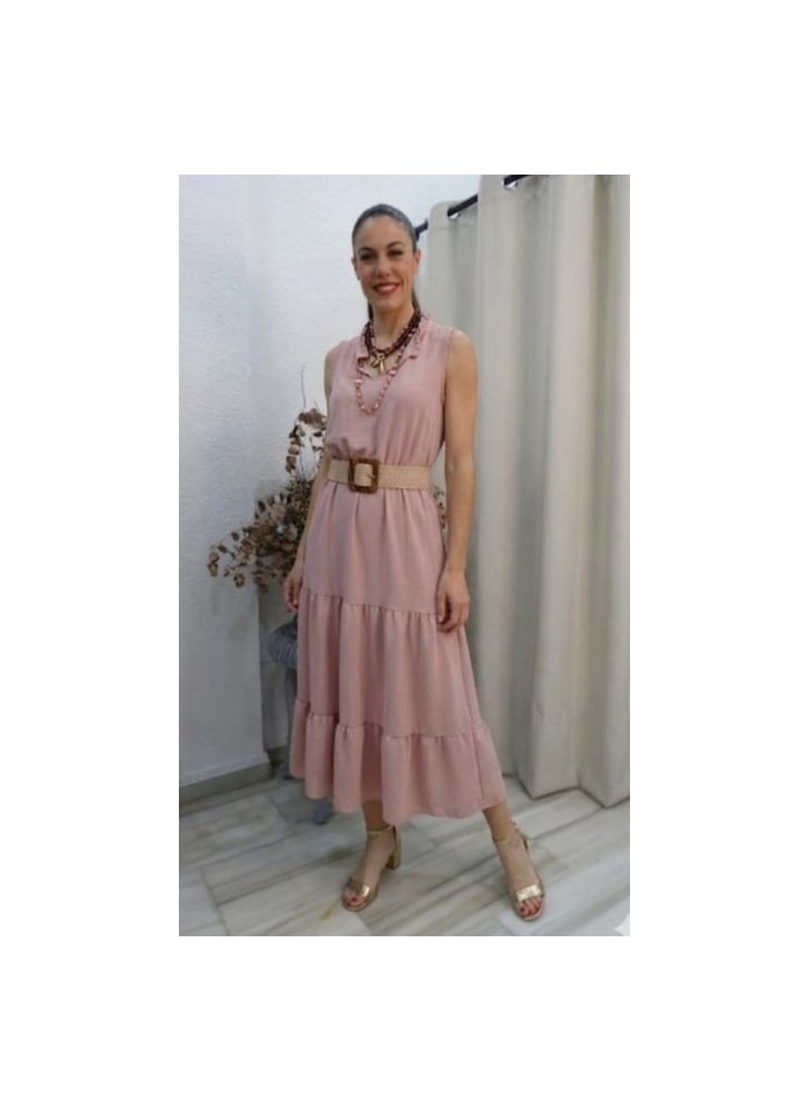 Mujer luciendo vestido midi rosa empolvado sin mangas con falda de volantes