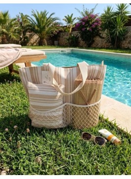 Bolso de playa a rayas beige y blanco con bolsillos de malla exteriores, incluye un cojín y esterilla de playa.
