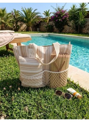 Bolso de playa a rayas beige y blanco con bolsillos de malla exteriores, incluye un cojín y esterilla de playa.