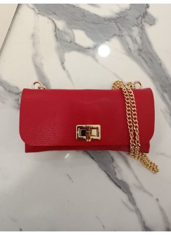 Bolso bandolera de piel granulada roja con cierre de broche dorado y asa de cadena