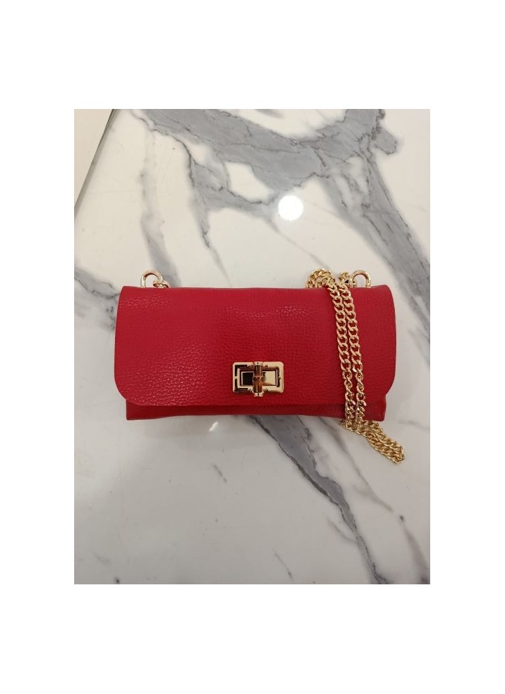 Bolso bandolera de piel granulada roja con cierre de broche dorado y asa de cadena