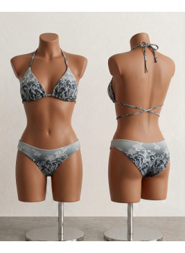 Bikini de dos piezas con estampado coral blanco sobre fondo gris degradado, con pareo a juego