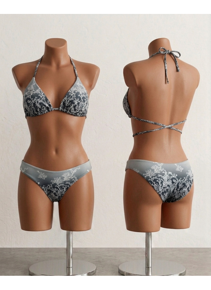 Bikini de dos piezas con estampado coral blanco sobre fondo gris degradado, con pareo a juego