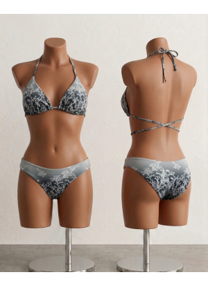 Bikini de dos piezas con estampado coral blanco sobre fondo gris degradado, con pareo a juego