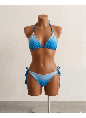Bikini de dos piezas con estampado coral azul degradado, visto de frente y de espaldas, incluye pareo a juego