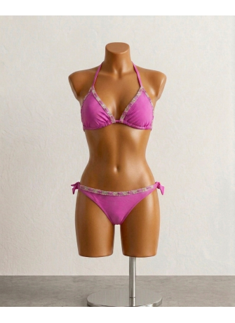 Bikini fucsia de dos piezas con detalles en los bordes, con tiras ajustables laterales