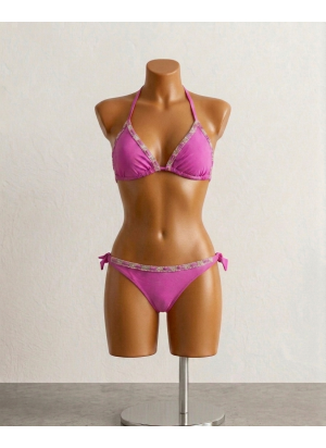 Bikini fucsia de dos piezas con detalles en los bordes, con tiras ajustables laterales