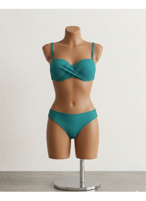 Conjunto de bikini color verde azulado, con top estilo bandeau cruzado, tirantes desmontables