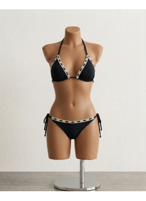 Bikini de dos piezas en color negro y detalles en los bordes y lazos laterales