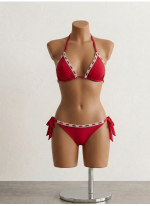 Bikini triangular con detalles en los bordes y lazadas laterales