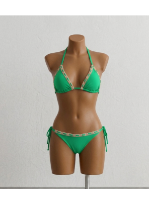 Bikini Color Verde con Detalles en los Bordes y Lazos Laterales
