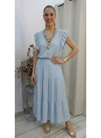 Modelo luciendo un conjunto midi de dos piezas en color azul cielo con volantes en las mangas