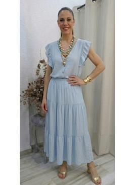 Modelo luciendo un conjunto midi de dos piezas en color azul cielo con volantes en las mangas