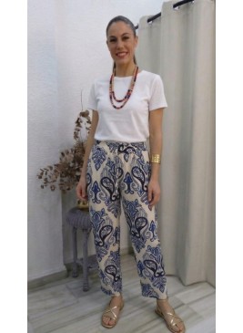 Pantalón de mujer con estampado geométrico en tonos azul marino y beige, corte recto y estilo casual veraniego