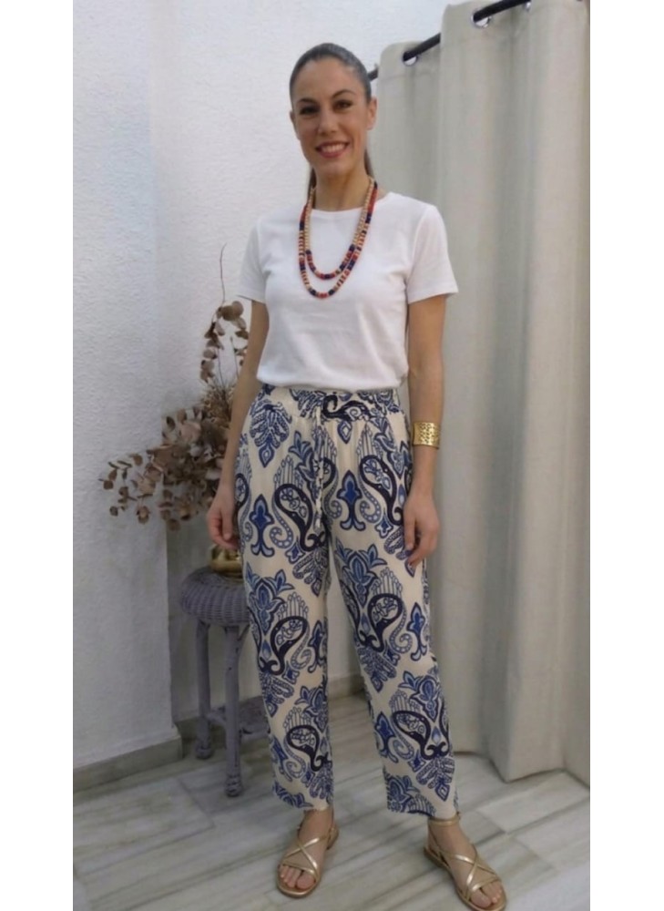 Pantalón de mujer con estampado geométrico en tonos azul marino y beige, corte recto y estilo casual veraniego