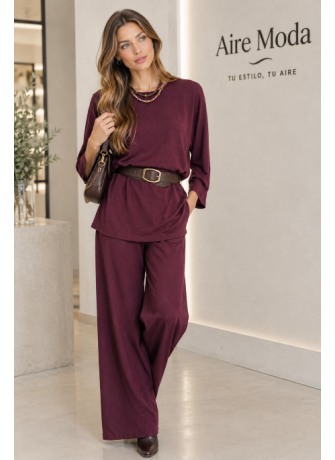 Modelo luciendo conjunto de dos piezas en color borgoña, no incluya cinturón ni collar