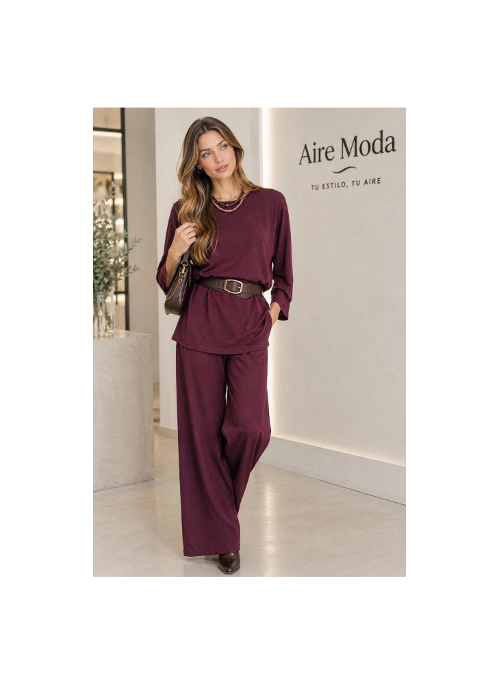 Modelo luciendo conjunto de dos piezas en color borgoña, no incluya cinturón ni collar